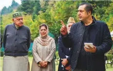  ?? PTI ?? Farooq Abdullah and Mehbooba Mufti look on as spokespers­on Sajjad Lone speaks to the media.