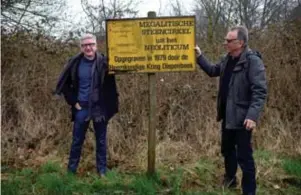  ?? FOTO: TOM PALMAERS ?? Guido Creemers en Roland Dreesen bij het bord dat eind jaren 70 aan het Diepenbeek­se ‘Stonehenge‘ stond en er nu nog ligt.