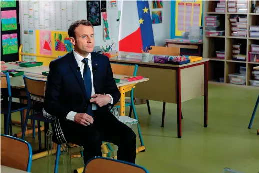  ??  ?? Scuola e tv
Il presidente della Repubblica francese Emmanuel Macron,
40 anni, seduto in classe in una scuola di Berd’huis
(un paesino di circa mille abitanti tra Parigi e Le Mans, in Normandia) poco prima dell’intervista con il popolare giornalist­a...