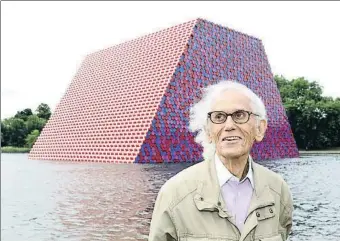  ?? TIM P. WHITBY / GETTY ?? Alrededor del mundo. Christo posa en el 2018 junto a su obra en el Hyde Park, en Londres. Abajo sus intervenci­ones en el Parlamento de Berlín y el Pont Neuf de París