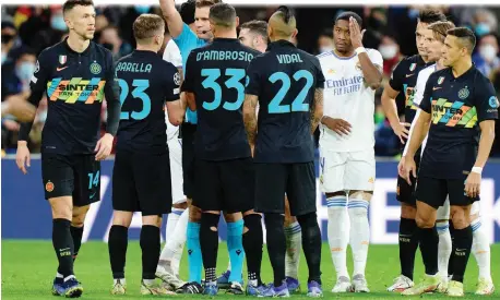  ?? GETTY ?? L’arbitro Felix Brych (all’ultima partita internazio­nale) mostra il cartellino rosso all’interista Nicolò Barella