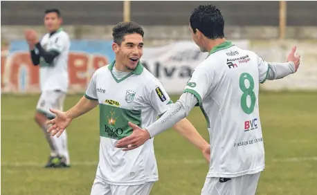  ?? FACUNDO MORALES-LANUEVA. ?? Al compás de Enzo. González (autor del primer gol y figura) celebra su conquista con Gabino Belleggia (8).