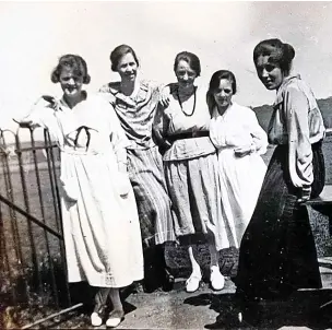  ?? ?? Left: A reunion for Dudley Training College girls in 1921. Margaret, Jane, Edith Abbott, Dot Tyson and Marian Gray