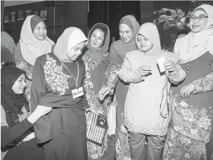  ?? — Gambar Bernama ?? TIDAK DISISIHKAN: Rosmah (tengah) beramah mesra bersama Orang Kurang Upaya (OKU) di Kampus Kesihatan Universiti Sains Malaysia, Kubang Kerian, Kota Bharu semalam.Turut sama Yang Dipertua PENAWAR Datin Seri Khamarzan Ahmad Meah (tiga kanan).