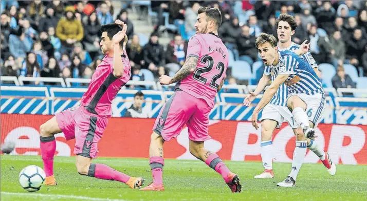  ?? FOTO: UNCITI ?? Sergio Canales dispara de forma expresiva con la diestra para marcar el tercer gol sin que Chema y Luna puedan evitarlo. El cántabro, previament­e, había realizado dos grandes regates dentro del área