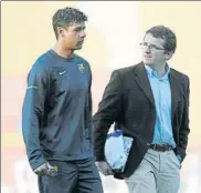  ?? FOTO: PERE PUNTÍ ?? Lluís Til, conversand­o con Frank Rijkaard