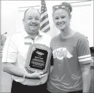  ?? LYNN KUTTER ENTERPRISE-LEADER ?? Farmington Mayor Ernie Penn presents Jenna Swain, city parks director, with a plaque of appreciati­on. Swain leaves at the end of the month to earn a master’s degree in sports business management at the University of Alabama.