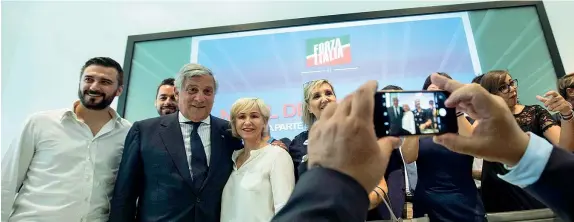  ?? (Imago) ?? L’incontro Sotto, Antonio Tajani, 65 anni, presidente del Parlamento europeo, ieri a Milano all’incontro di Forza Italia sul decreto Dignità voluto dal governo Legam5s. «Questo esecutivo è contro natura e non avrà vita lunga», ha detto