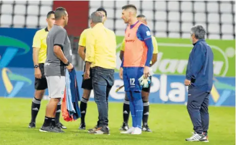  ?? Foto I Darío Augusto Cardona I LA PATRIA ?? Al final del partido, la dirigencia del Club entró a la cancha a reclamarle al árbitro el penal que dejó de sancionar cuando el partido iba 0- 0. Sin embargo, Nacional ganó la serie 5- 1 y dejó al Once Caldas fuera de la Copa.