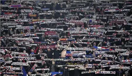  ??  ?? Les derniers résultats de l’équipe et les choix de l’entraîneur plombent le moral des fans de l’OL.