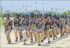  ?? HT PHOTOS ?? Police during a preparatio­n drill in Sirsa on Friday, a week ahead of the scheduled verdict in a case against (right) Dera Sacha Sauda chief Gurmeet Ram Rahim Singh.