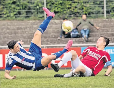  ??  ?? Schieflage: Top-Torschütze Robin Hömig (links/24 Saisontref­fer) und die Sportfreun­de Baumberg sehen das Ende der Saison herbei.