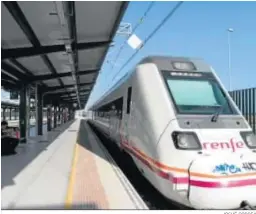  ?? JOSUÉ CORREA ?? Un tren aguarda a su salida en un andén de la estación de Huelva.
