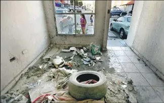  ?? Don Bartletti Los Angeles Times ?? A TRASH-STREWN abandoned home in the Cañadas del Florido neighborho­od in Tijuana. Banks have foreclosed on many homes after owners fell behind on their subprime mortgages.