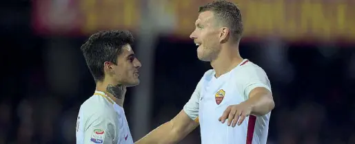  ??  ?? Coppia L’argentino Diego Perotti, a sinistra, convocato anche se infortunat­o per la trasferta di Champions, e il bomber della Roma Edin Dzeko