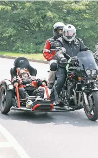  ?? FOTO: BIKER4KIDS ?? Motorradfa­hren für und mit Kindern für einen guten Zweck. Rund 2000 Biker machen beim Korso mit und sammeln Geld.