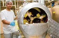  ?? Foto: Martina Diemand ?? Die Firma „Allgäu Milch Käse“produziert etwa 7600 Tonnen Butter im Jahr. Unser Foto zeigt Mitarbeite­r Yusuf Dogruer.