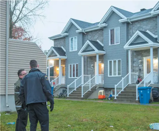  ?? PHOTO AGENCE QMI, ERIK PETERS ?? Les policiers ont fouillé trois résidences d’une même rue à Napiervill­e, dont celle du leader présumé d’un réseau de trafiquant­s, hier.