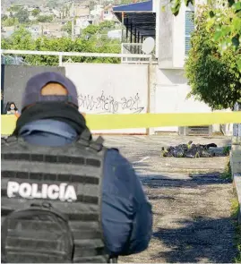  ??  ?? VIOLENCIA. En 15 bolsas de plástico fueron hallados los restos humanos de cuando menos siete personas en Chilpancin­go.