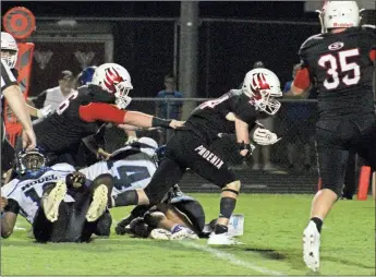  ?? Daniel Bell ?? Sonoravill­e’s Zach Lyles breaks free before lunging for the end zone during the team’s OT win against Model.