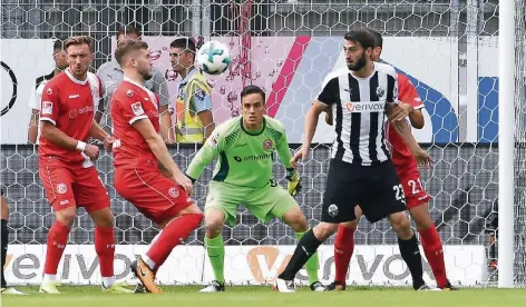  ?? FOTO: WOLFF ?? Erst mal absichern: Die Fortunen Adam Bodzek, André Hoffmann, Raphael Wolf und Emir Kujovic (verdeckt) gegen Sandhausen.