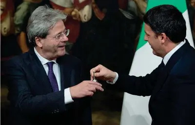  ??  ?? 12 dicembre 2016 La cerimonia della campanella, che sancisce la succession­e di Paolo Gentiloni, 63 anni, al premier uscente Matteo Renzi, 40