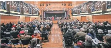  ?? FOTO: NOP ?? Das Niederrhei­nische Kammerorch­ester gab sein Weihnachts­konzert vor gut besuchten Zuhörerrän­gen im Kulturzent­rum Rheinkamp.