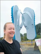  ?? Photo/ Geoff Lewis ?? Gabrielle McFadden with the giant Jandals.