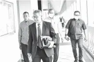  ?? — Gambar Bernama ?? HADIR: Azlan (dua kanan) hadir untuk sebutan kesnya di Mahkamah Sesyen, Kuala Lumpur semalam.