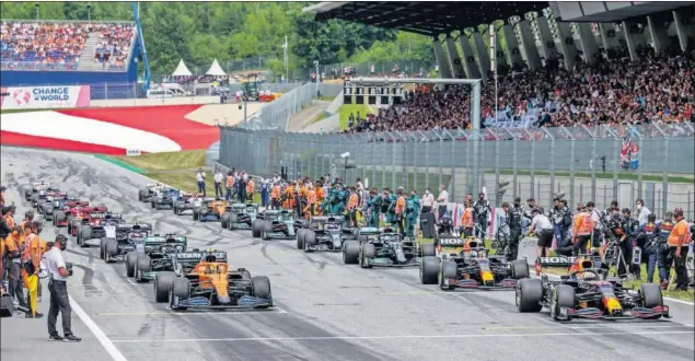  ??  ?? La parrilla del reciente GP de Austria, con todos los pilotos esperando a tomar la salida de la competició­n. Ahora ya tiene clasificac­ión también en el nuevo videojuego de la F1.