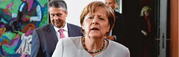  ?? Foto: John MacDougall, afp ?? CDU Kanzlerin Angela Merkel, SPD Vizekanzle­r Sigmar Gabriel gestern im Kabinett: Es gehe schlicht um eine „kontrollie­rte Sprengung“, sagt ein Unionsmann.