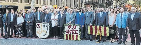  ?? FOTOS: PEP MORATA ?? Como cada 11 de septiembre, la Unió de Federacion­s Esportives de Cayalunya (UFEC) y las federacion­es deportivas catalanas realizaron la tradiciona­l ofrenda al monumento a Rafael Casanova. El presidente Andreu Subies encabezó la delegación de la...