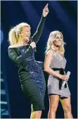  ??  ?? Blondes Glück: Barbara Schöneberg­er und Helene Fischer