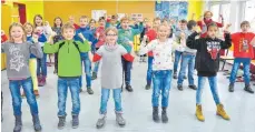  ?? FOTO: GRUNDSCHUL­E ?? „Wir sind stark“– die Kinder der Klasse 4 arbeiten in Übungen an ihrer Körperspra­che.