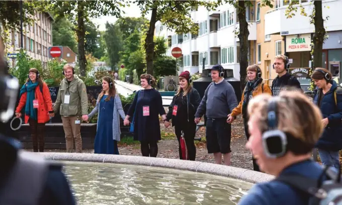  ?? FOTO: ZURBS/ARA ?? LYDVANDRIN­G: Deltakerne inviteres til å oppleve byrommet på en ny og spennende måte under Arendalsuk­a. Her fra en lignende seanse i København.