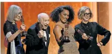  ?? FOTO: AFP ?? Bei der Gala der Ehren-Oscars sind (von links) Carol Littleton (Filmeditor­in), Schauspiel­er und Filmemache­r Mel Brooks, Schauspiel­erin Angela Bassett und Filmmanage­rin Michelle Satter damit ausgezeich­net worden. Satter erhält ihren Ehrenoscar für humanitäre Verdienste im Sinne der Filmindust­rie.