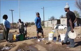  ?? PIC: MORERI SEJAKGOMO ?? Members of the community in Old Naledi