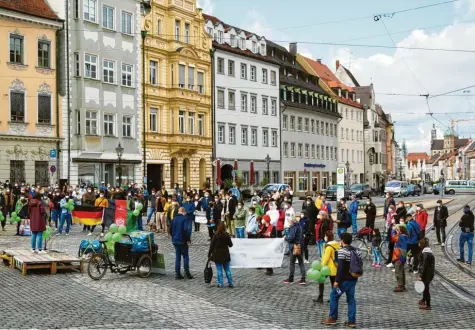  ?? Fotos: Peter Fastl ?? Rund 200 Teilnehmer­innen und Teilnehmer kamen am Samstag zur Kundgebung, so die Polizei.