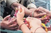  ?? NITIN KANOTRA / HT ?? People pay tributes to constable Rocky, who was killed in the terrorist attack, at the BSF headquarte­rs in Jammu.