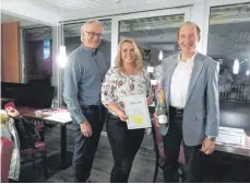  ?? FOTO: VEREIN ?? Alfred Späh, Kassierer, Sandra Schauenbur­g, Vorsitzend­e, und Bernhard Starek werden für 25 Jahre Clubmitgli­edschaft geehrt.