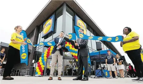  ?? Foto: AP, Lidl ?? Pomalá expanze Dosavadní šéf amerického Lidlu Brendan Proctor (v modrém saku) už expanzi nepovede. Šla příliš pomalu. Prodej produktů, jako je pivo Czech Lager – v Česku prodávané pod značkou Argus – bude ve Virginia Beach a dalších 49 obchodech řídit...