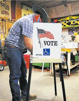  ?? AFP ?? Un votante marca su boleta electoral en Richland (Iowa).