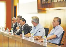  ?? ?? El presidente de la ANDE, Ing. Félix Sosa, acompañado de los directores Esteban Molinas y Miguel Báez, ante los industrial­es.