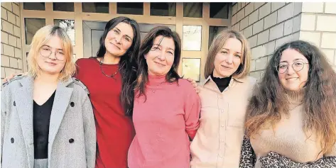  ?? FOTO: KIRCHHOLTE­S ?? Sofiia, Viktoria, Svetlana, Irina und Katerina (von links) sind vor zwei Jahren aus der Ukraine geflüchtet.