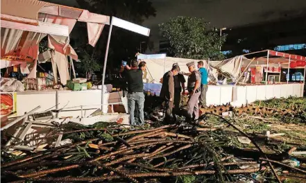  ?? TIAGO QUEIROZ/ESTADÃO ?? Vítimas. Queda de árvore no Largo da Concórdia, provocada por ventania, matou uma mulher e deixou dois feridos