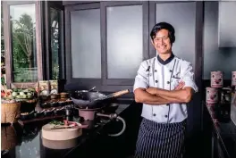  ??  ?? Chef Damri Muksombat provides private Thai cooking classes, complete with a market visit