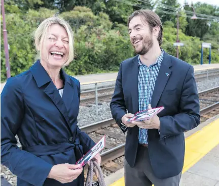  ?? DAVE SIDAWAY ?? Greg Kelley, Liberal candidate for the Jacques-Cartier riding, spoke to people like Bianca Grohmann at the Baie-D’Urfe train stop during his successful campaign for the riding that was held by his father, Geoffrey Kelly.