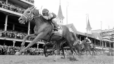  ?? DBOWNER ANYGRAAF ?? Rich Strike (21), with Sonny Leon aboard, wins the 148th running of the Kentucky Derby horse race at Churchill Downs Saturday, May 7, 2022, in Louisville, Kentucky.