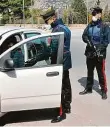  ?? Foto: Profimedia.cz ?? Kontrola Policisté kontrolují na silnici u sicilského Palerma dodržování karantény.