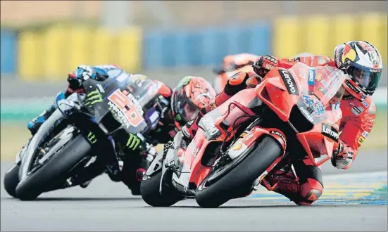  ?? JEAN-FRANCOIS MONIER / AFP ?? Jack Miller acaba de adelantar a Fabio Quartararo en Le Mans y se dirige hacia su segunda victoria